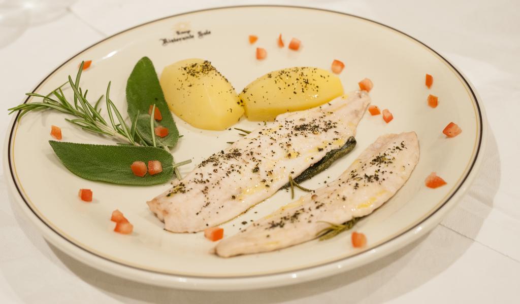 Albergo Sole マリアーノ・コメンセ エクステリア 写真